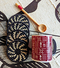 Ensemble de sous-verres tissés noirs + cuillère à perles rouges